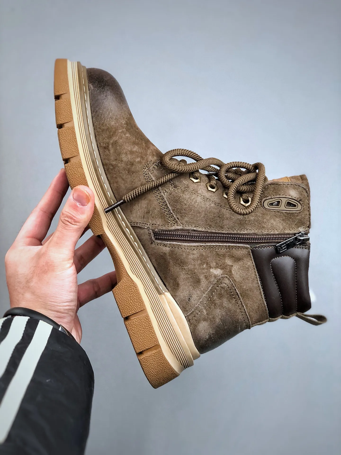 Welfare special price💰480 Timberland Timberland/Timberland new autumn and winter products (plush lining🔥warm and heat-locking) autumn and winter must-have outdoor casual rhubarb boots series #Guangdong Dachang quality original box original packaging fashion trend matching the fabric is made of Italian 🇮🇹 top frosted fine-grained cowhide with anti-odor and anti-corrosion genuine leather latex insoles. The outsole and hardware are all made from raw materials of the original factory. They are the same as the original Goodyear never-opening process. Good products do not kill pigs. The quality of the first order is strictly controlled. Exclusively released on the entire network. There is no doubt about the quality. The whole set of official website unified packaging gives you a perfect wearing experience. The quality is exquisite and durable. A must-have for sportsmen. Specially designed to prevent handsomeness. High-quality and first-class foot feel. Specially used for outdoor cold protection this winter. Daily casual matching. Size: 38 39 40 41 42 43 44 (leather shoe size)